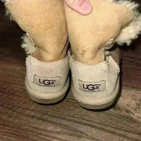 UGG short boots KIDS BAILEY BUTTON - CHESTNUT  no size but fit sz 10 toddler imo - Picture 2 of 6